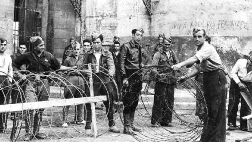 Un grupo de soldados levanta una barricada delante del Colegio de los Dominicos de Oviedo, en los primeros días de la Guerra Civil. / lne