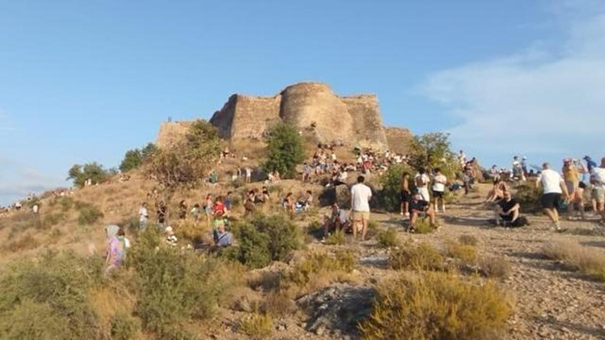 Personas de todas las edades han seguido el eclipse desde el exterior del Castillo.