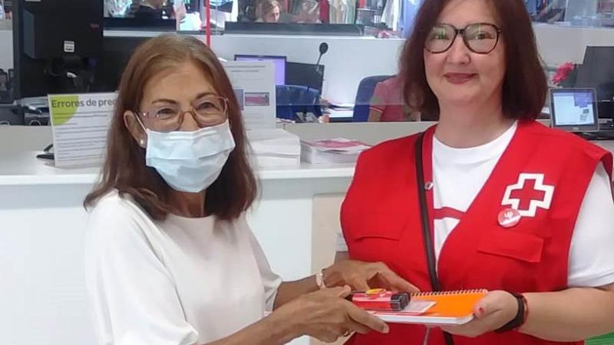 Voluntariado de Cruz Roja Monesterio en el centro Carrefour de Zafra