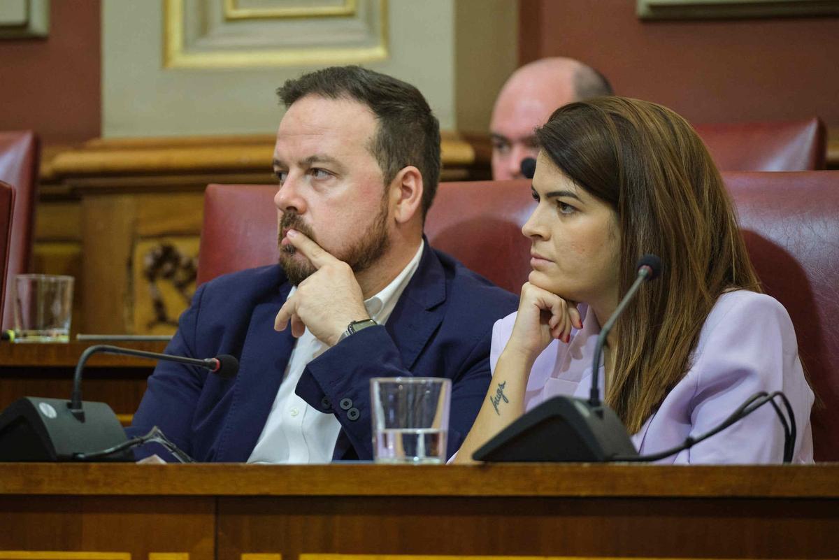 Alana Chinea, junto a su compañero y secretario local de Organización, Andrés Martín Casanova.