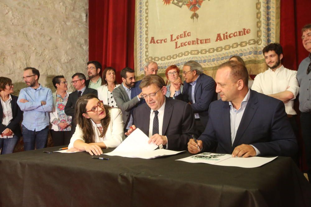 Ximo Puig, Mónica Oltra y Rubén Martínez Dalmau firman el pacto del Botànic II.