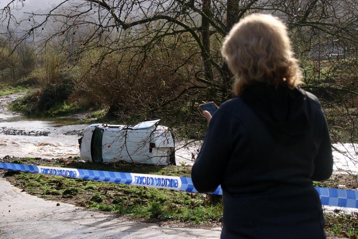 Una persona fotografia la furgoneta al riu Mogent.