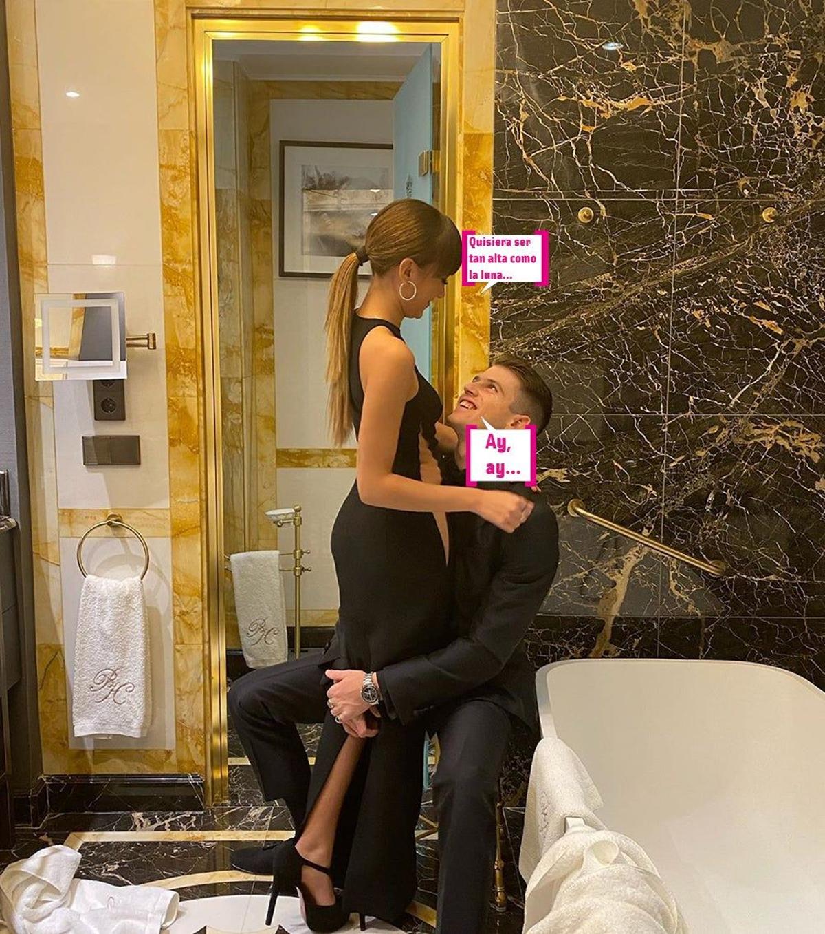 Aitana y Miguel Bernardeau posan juntos en el baño