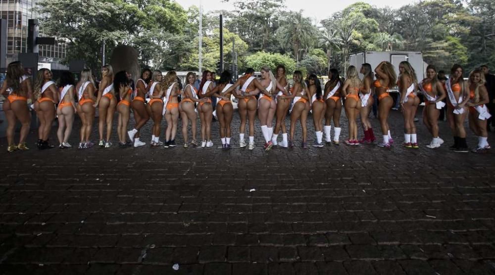 Las Miss Bumbum, a la caza de Pokémon