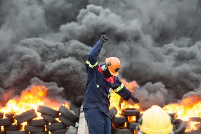 Empleados de Alcoa cortan la A8 en Ribadeo