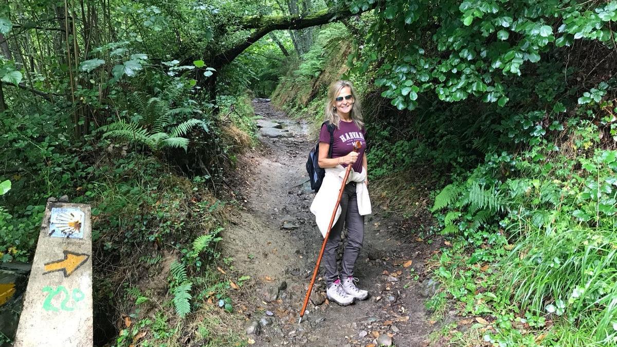 Isabel San Sebastián, en un tramo del Camino de Santiago.