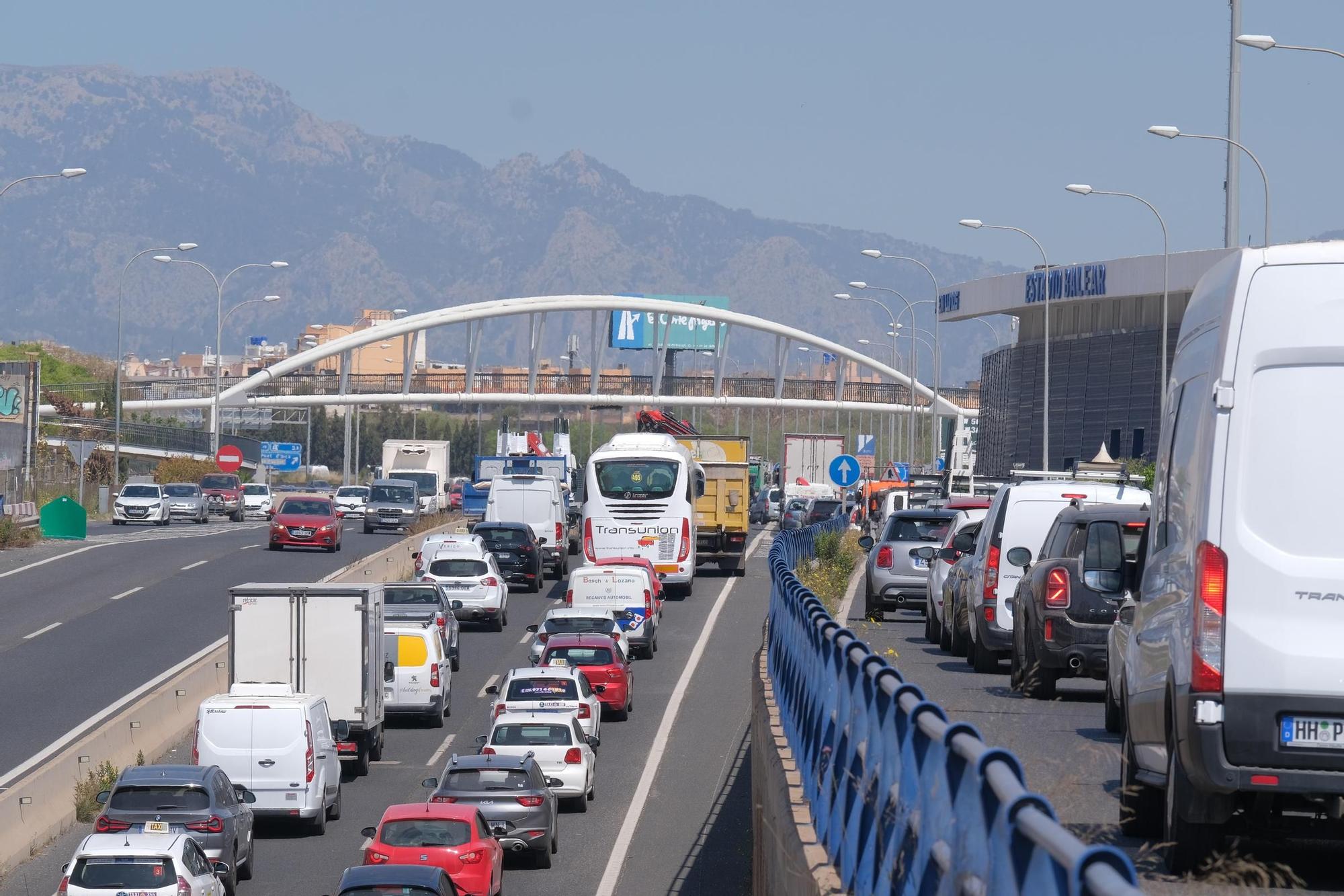 Las fotos del monumental atasco en la Vía de Cintura por una colisión entre dos coches