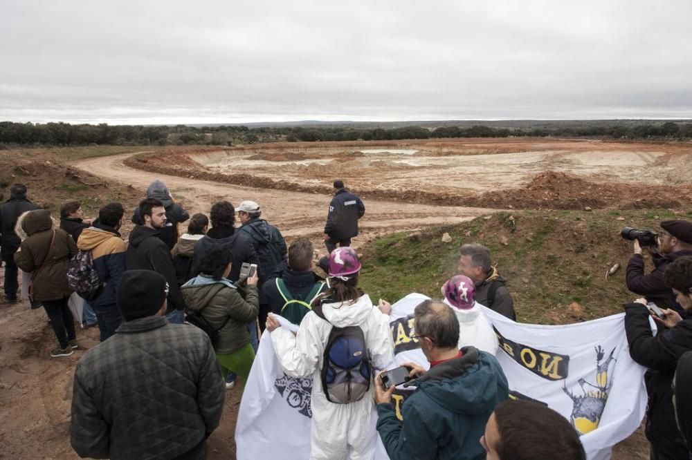 Manifestación con la mina de uranio en Retortillo