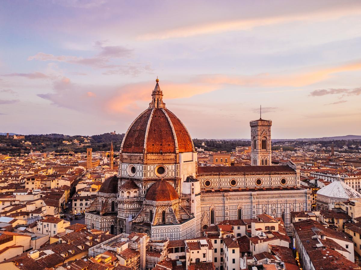 Catedral de Florencia y el campanario de Giotto brillando al atardecer, Toscana, Italia