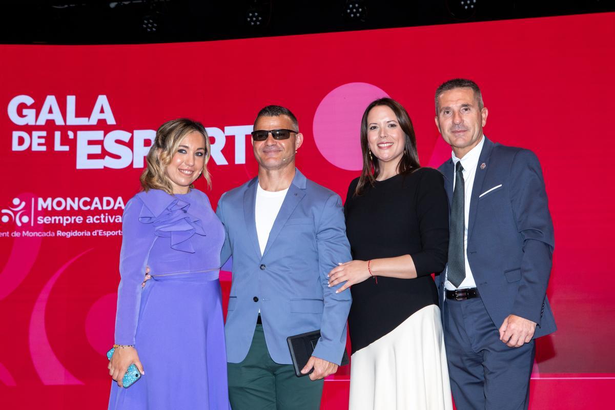 Los presentadores de la gal, Inma Cerro y David Casinos, junto a la alcaldesa Amparo Orts y el concejal de deportes Martín Pérez.