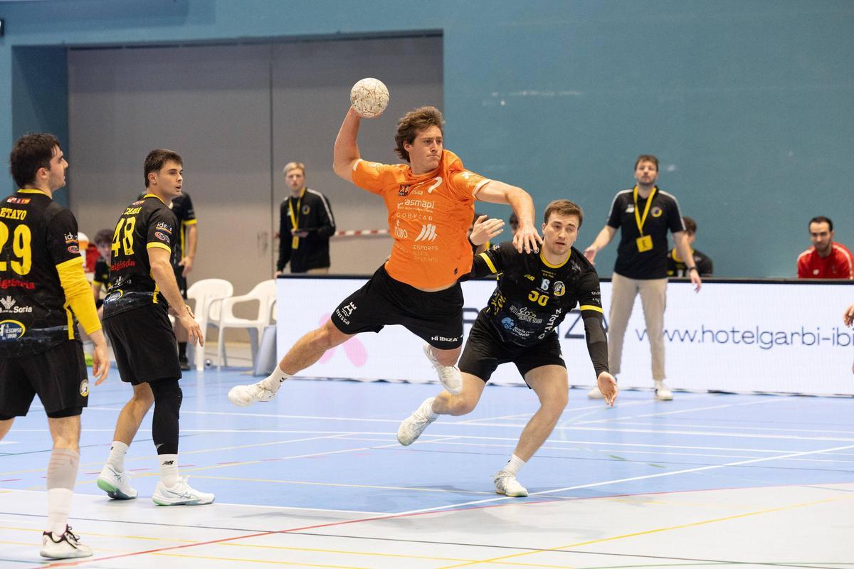 Karlos Rubio lanza a portería