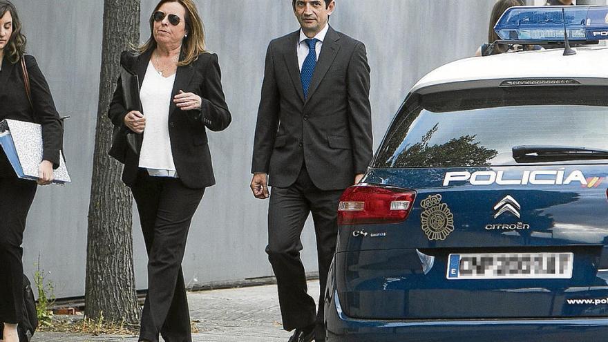 La exdirectora general de la CAM María Dolores Amorós, con su abogado.