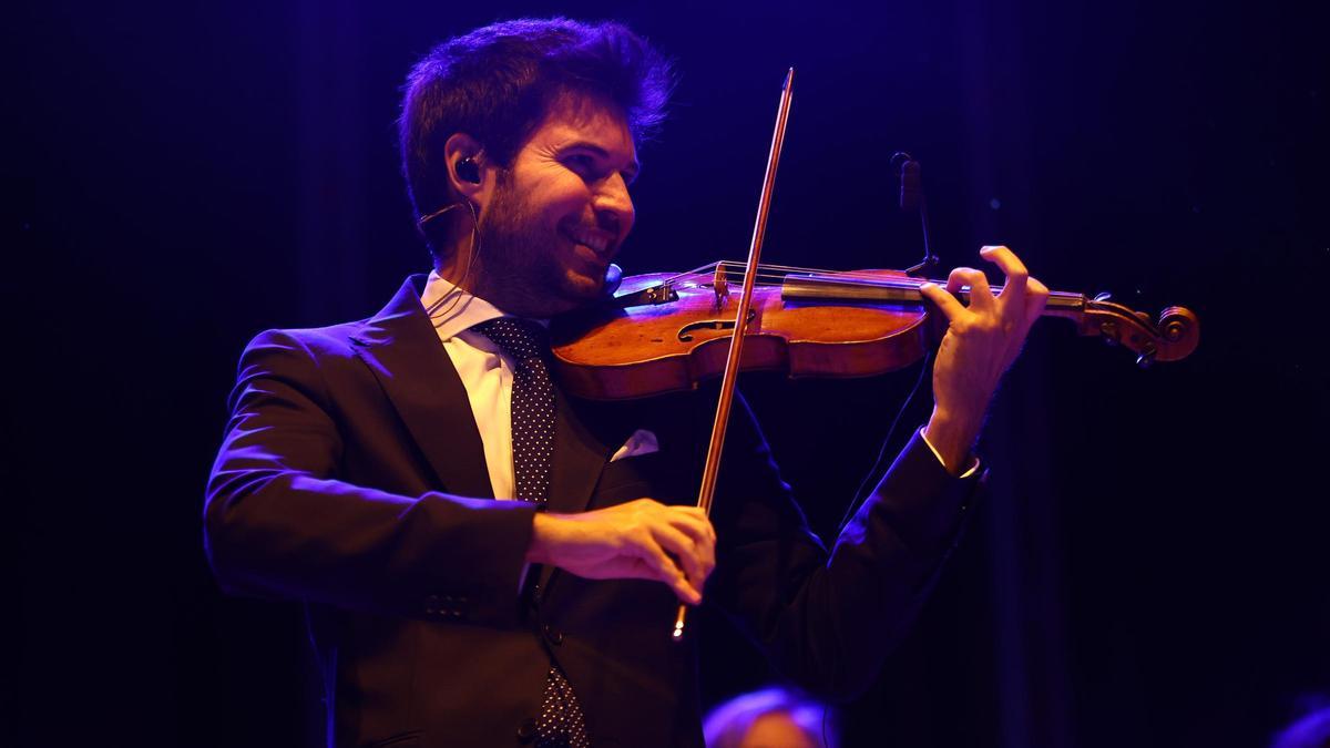 Paco Montalvo durante un concierto en el Teatro de la Axerquía en 2024.