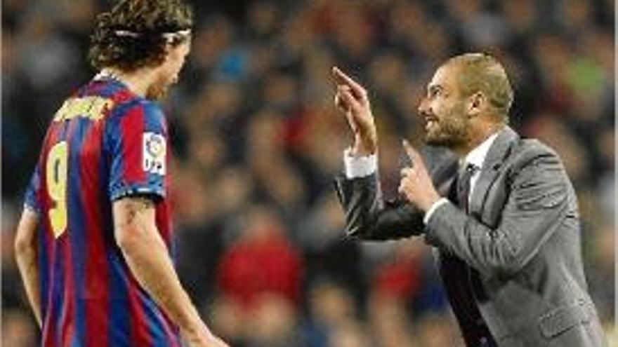 Guardiola dóna instruccions a Ibrahimovic en un partit del 2009.