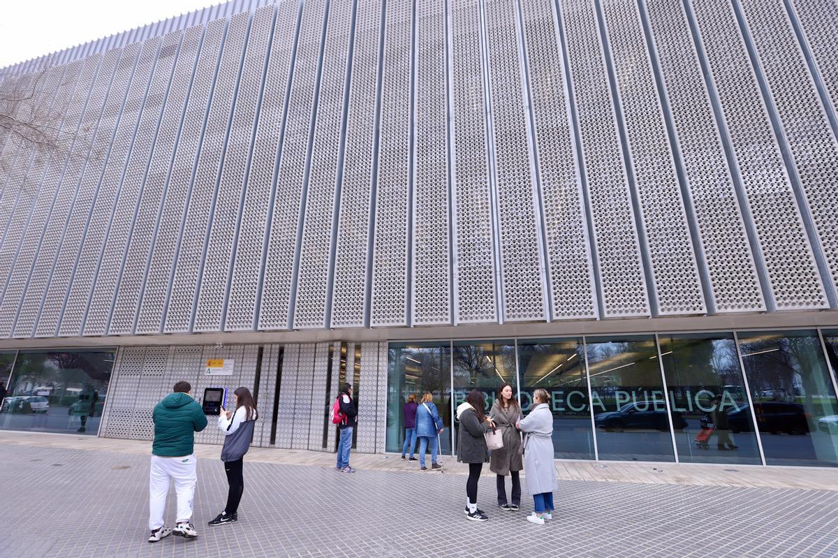 El primer día de la apertura de la Biblioteca Grupo Cántico, en imágenes