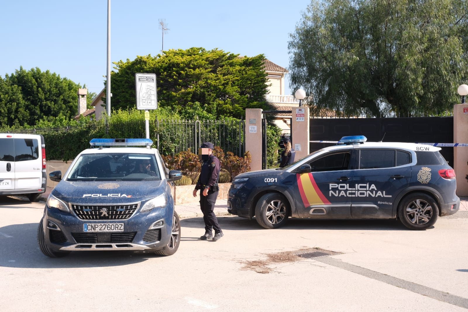 La Policía científica inspecciona la casa del crimen de Elche