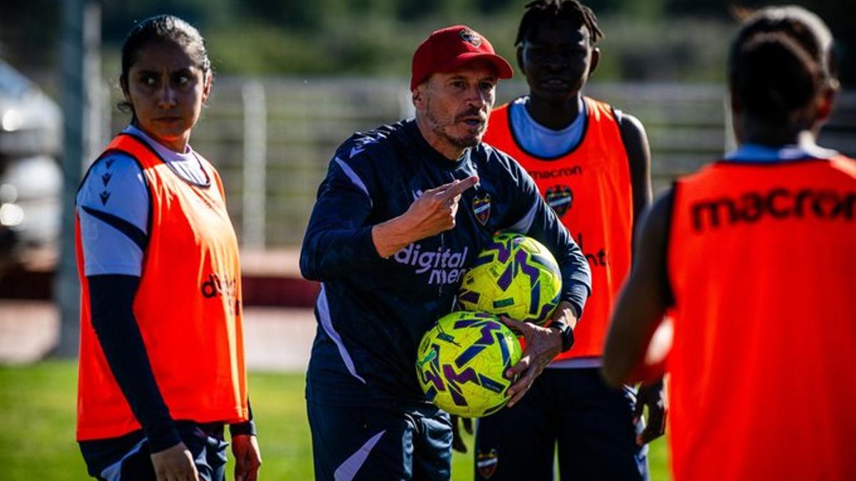 Andrés París da indicaciones durante un entrenamiento