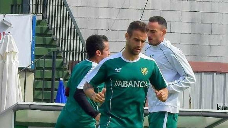 Higón, del Coruxo, durante el entrenamiento de ayer. // José A. Díaz