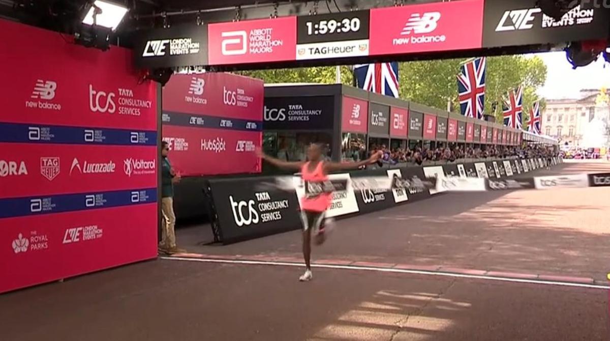Sabastian Sawe cruzando la meta en Londres