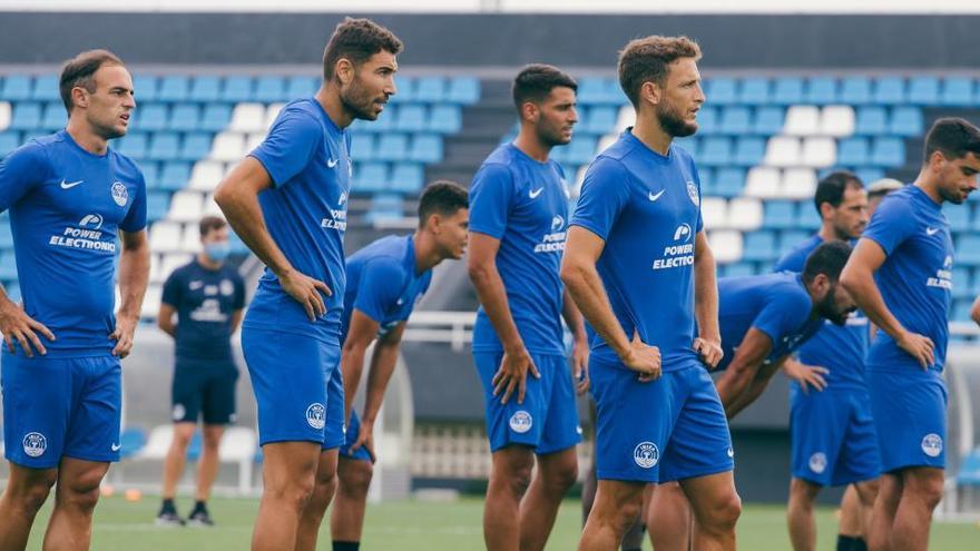 Miguel Núñez, a la derecha de la imagen, en uno de los entrenamientos de estos últimos días con el conjunto celeste.