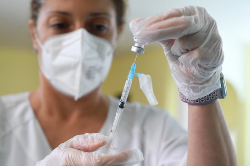 Los sanitarios canarios comienzan a vacunarse contra la COVID 19