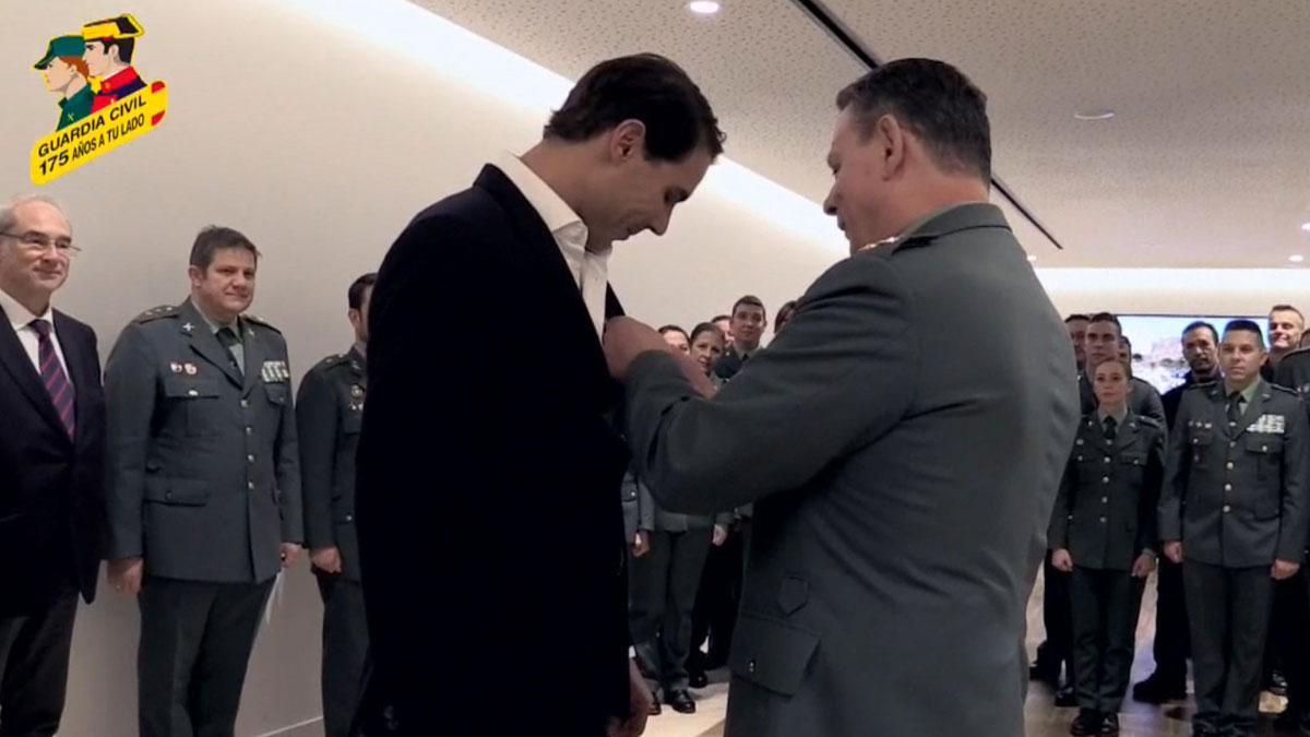 Rafa Nadal recibe la Cruz de Plata al mérito de la Guardia Civil