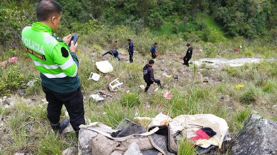 Fotografía cedida por la Policía Nacional del Perú que muestra las labores de rescate de las autoridades en la zona donde se accidentó un autobús en Cajamarca (Perú).