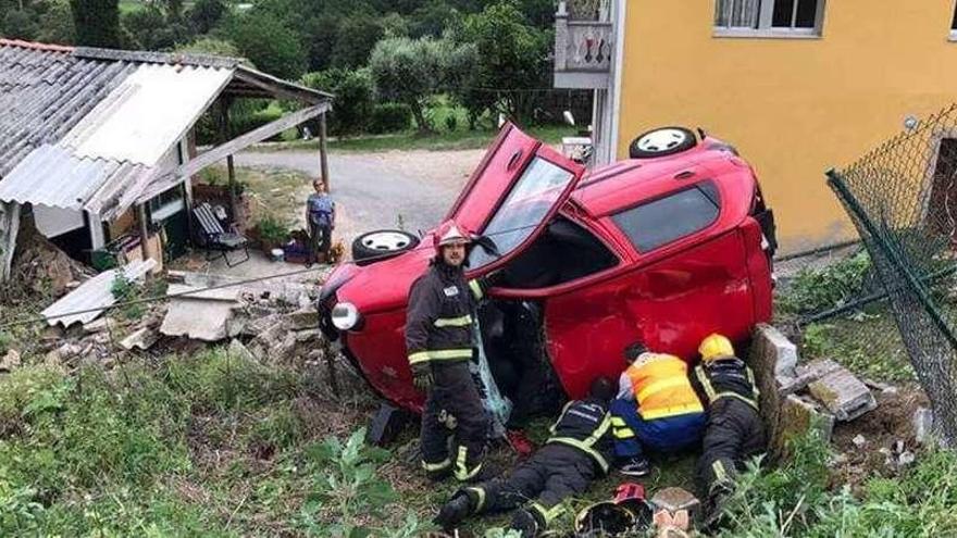 Los bomberos de Betanzos, ayer, durante la excarcelación de la conductora del vehículo.