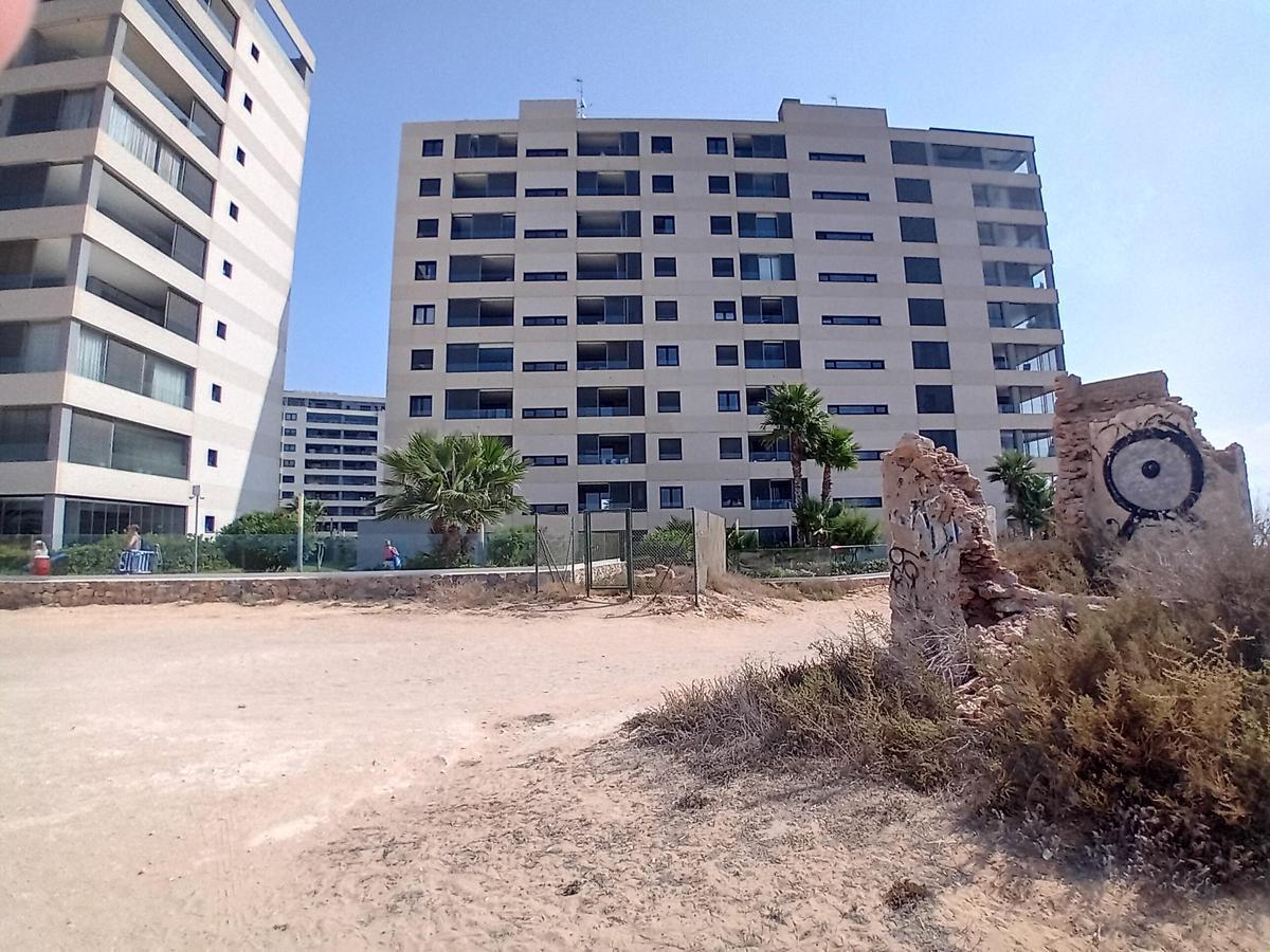 Así están los restos del cuartel de carabineros del siglo XIX y el refugio antiaéreo de la Guerra Civil en Punta Prima