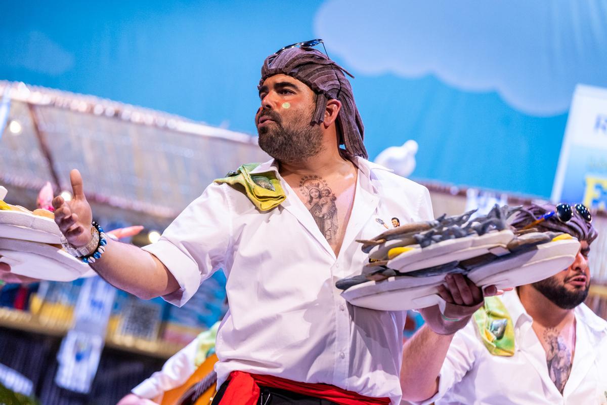 Los camareros de la murga 'Los máquina' abrieron la competición.