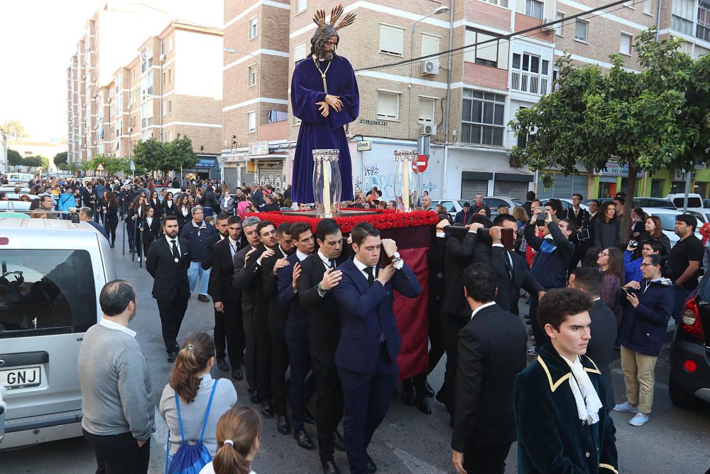 La procesión de la cofradía no agrupada de la Encarnación y el Despojado iniciaba su recorrido desde el ''tinglao'' de Dos Hermanas