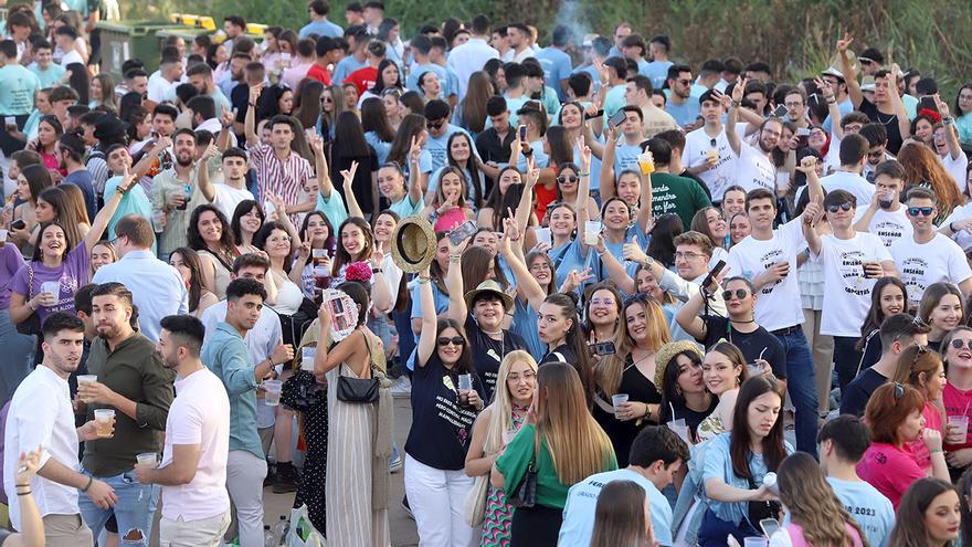 Centenares de jóvenes hacen el tradicional botellón del miércoles de Feria