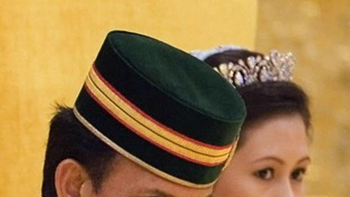 El sultán de Brunei Hasanal Bolkiah y su esposa, Azrinaz Mazhar Hakim.