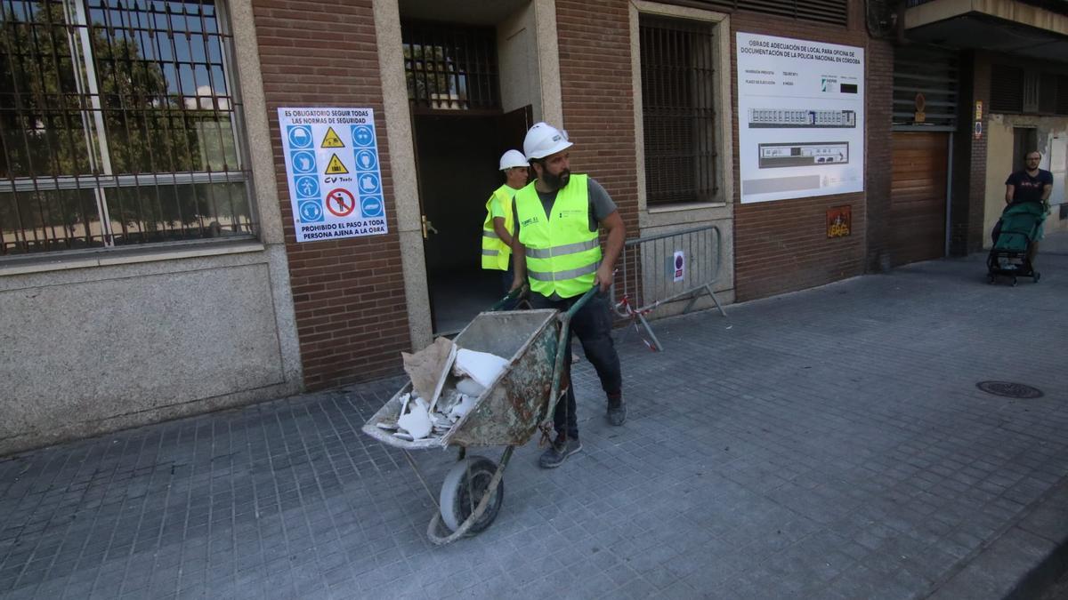 Trabajadores ante el local que el Ministerio del Interior está reformando.