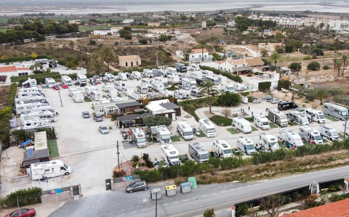 Una vista aérea de un estacionamiento de autocaravanas en La Marina y El Pinet, en Elche