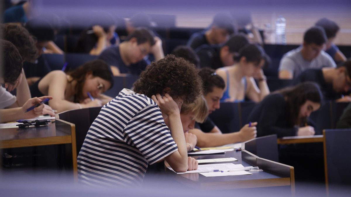 Estudiantes en el primer día de exámenes de selectividad
