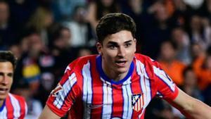 Julián Álvarez comanda el festival de l’Atlètic a Mestalla (0-3)