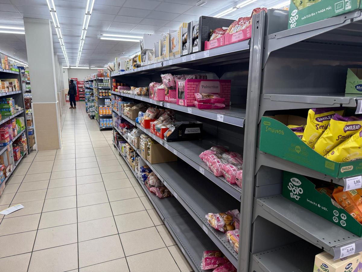 Estanterías vaciadas en uno de los supermercados DIA en la región.