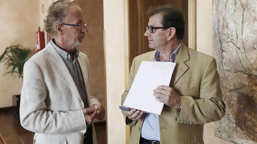 Félix Grases, director del IUNICS, apoyó a Huguet en su defensa de la facultad de Medicina.