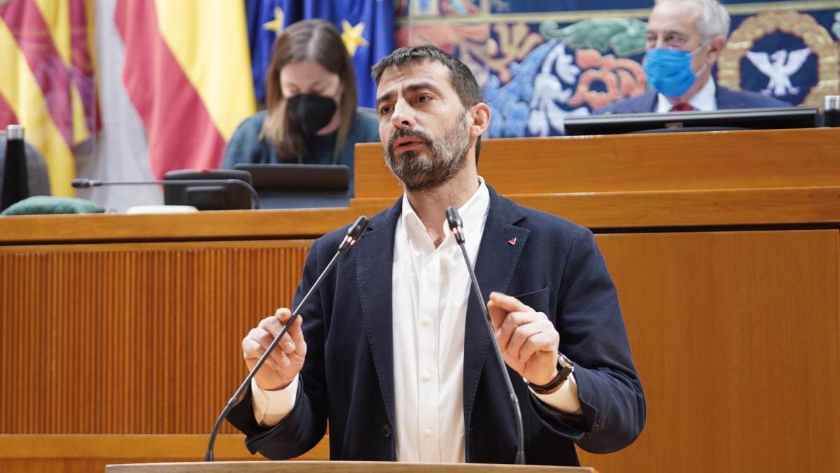 El portavoz de IU, Álvaro Sanz, toma la palabra en el pleno de presupuestos.