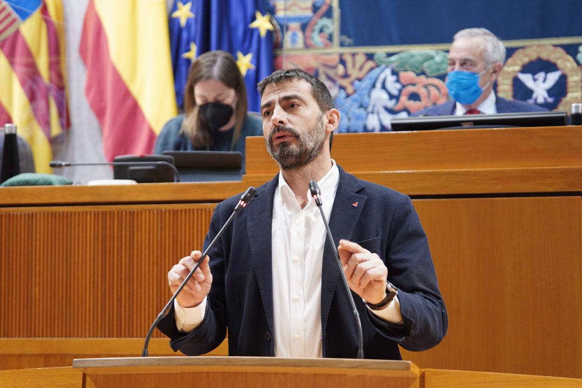 El portavoz de IU, Álvaro Sanz, toma la palabra en el pleno de presupuestos.