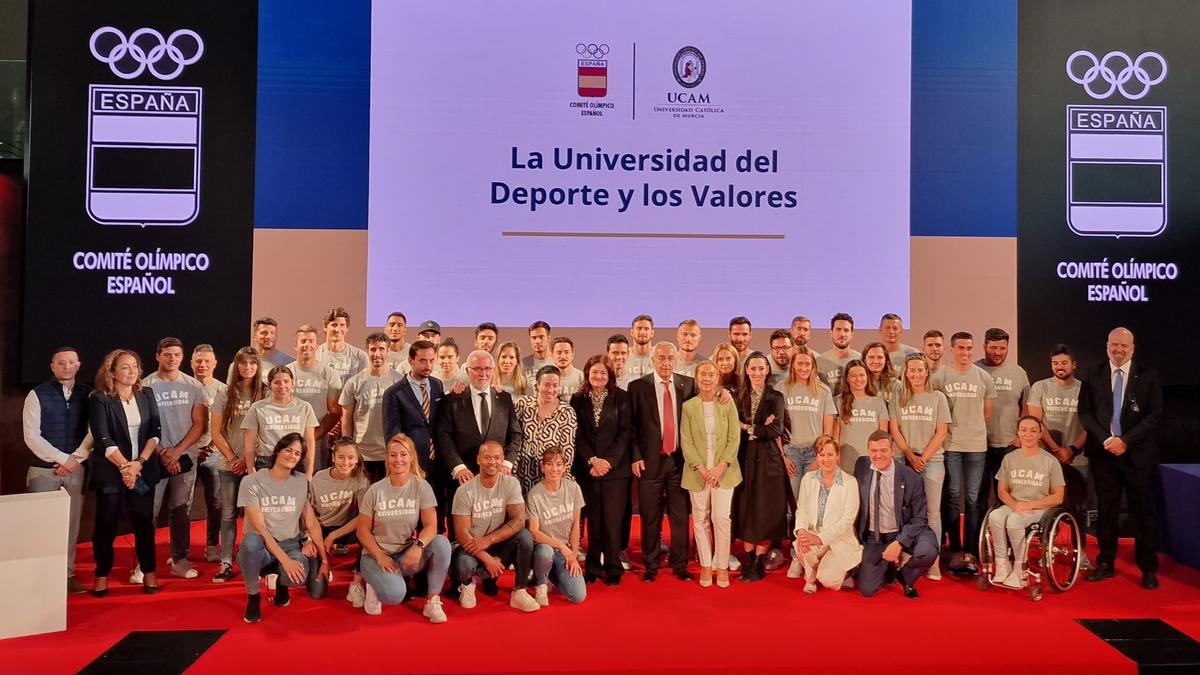 Alejandro Blanco, María Dolores García y directivos y académicos de la UCAM, junto a los deportistas de la UCAM.
