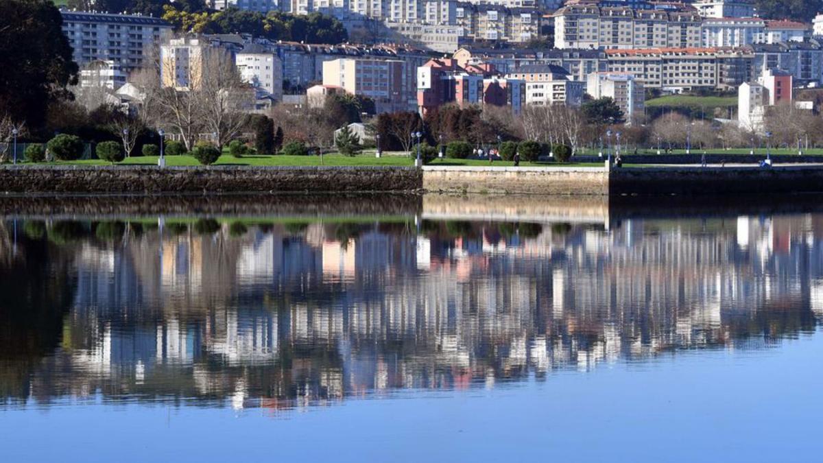 Viviendas en O Burgo, junto al paseo, la semana pasada.   | // VÍCTOR ECHAVE