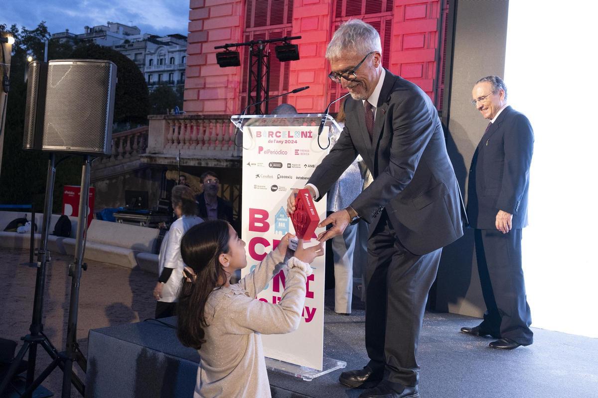Mateo Valero, director del Barcelona Supercomputing Center, le da el premio a su nieta Carla Valero