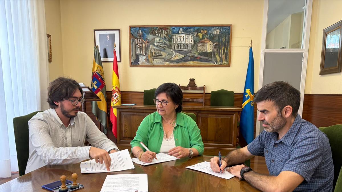 Por la izquierda, el secretario del Ayuntamiento Héctor Marín, Mariví López y Xuan Xosé Fernández Piloñeta, presidente de la Fundación Belenos, durante la firma del convenio.