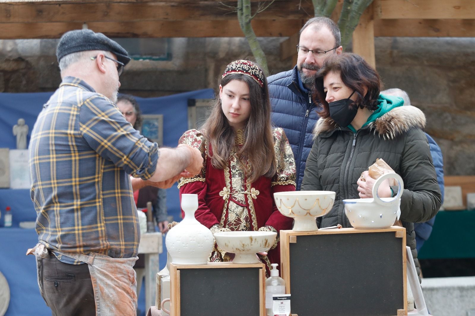 Así vive Baiona el regreso de la Arribada: justa de caballeros , esgrima y talleres de artesanía