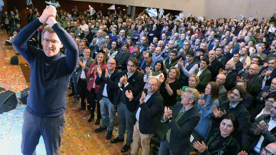 Feijóo saluda a los asistentes al acto del PP, con la cúpula del partido en Galicia en primer fila, ayer en Santiago. // Xoán Álvarez