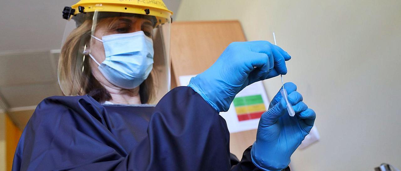 La enfermera Lali Gutiérrez, en una imagen de archivo, manejando un test de antígenos en el centro de salud de La Calzada II, en Gijón. | Juan Plaza