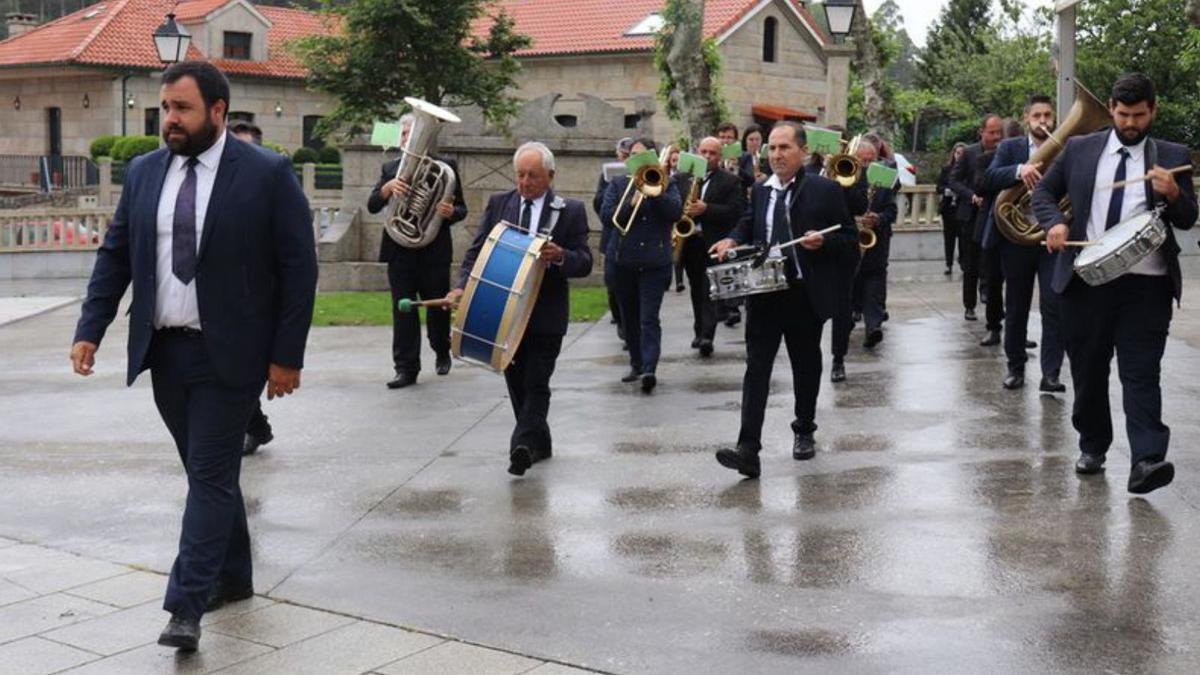 La banda de música amenizó la fiesta en A Lama.   | // FDV 