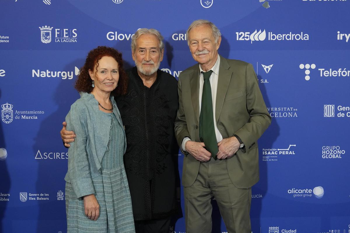 Maria Bartels, Jordi Savall y Eduardo Mendoza.